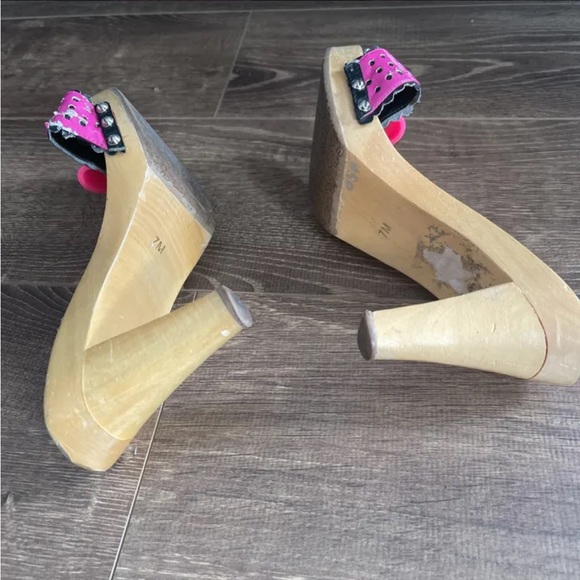 Betsey Johnson pink heels - Picture 3 of 3